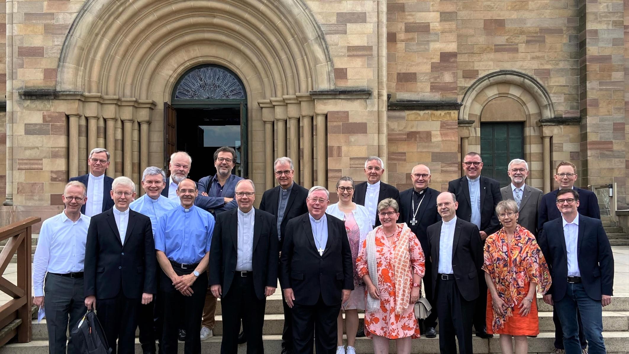 Die Delegationen der Diözesen Luxemburg und Trier vor der Basilika in Echternach. (Foto: Erzbistum Luxemburg)