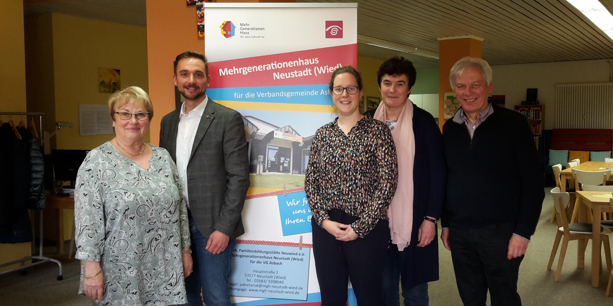 Mechtild Zilles und Nils Zimmermann (Vorstand des Trägervereins, Kath. Familienbildungsstätte Neuwied) mit Angela Muß (Koordinatorin des Mehrgenerationenhauses), Wilma Ney und Harald Ort (Erkunder des Bistums Trier)
