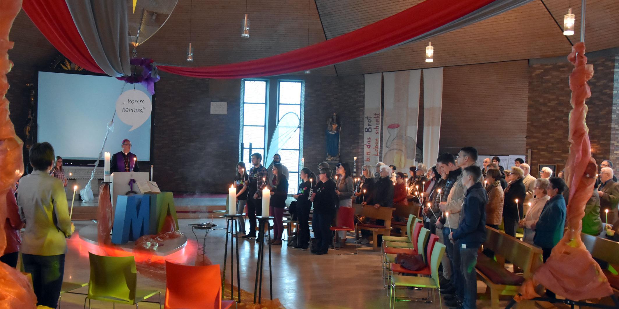 Bischof Ackermann bei seinem ersten Besuch in der Jugendkirche MIA