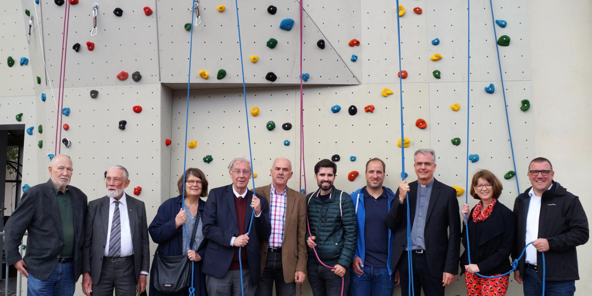Weihbischof Peters (3.v.re.) segnete die Kletterwand im Beisein von Jugendpfarrer Matthias Struth, Direktorin Mechthild Schabo (v.re.), Bürgermeisterin Angelika Birk (3.v.li.) und früheren und aktuellen Leitern der 'Miez' ein.
