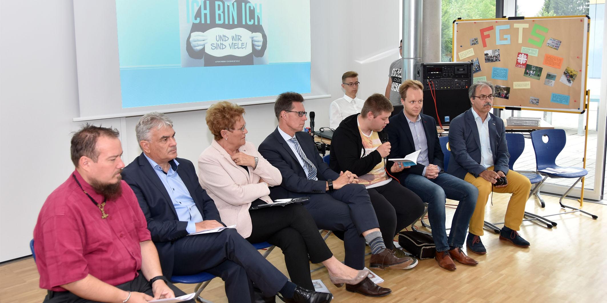 vlnr: Peter Sommerhalter (Präventionstrainer), Albrecht Adam (Schulabteilung Bistum Trier), Sozialministerin Monika Bachmann, Jörn Simon (Techniker Krankenkasse), Benjamin Fokken (Autor), Matthias Gessner (Pressereferent Sozialministerium), Walter Meiser (Schulleiter MKS)