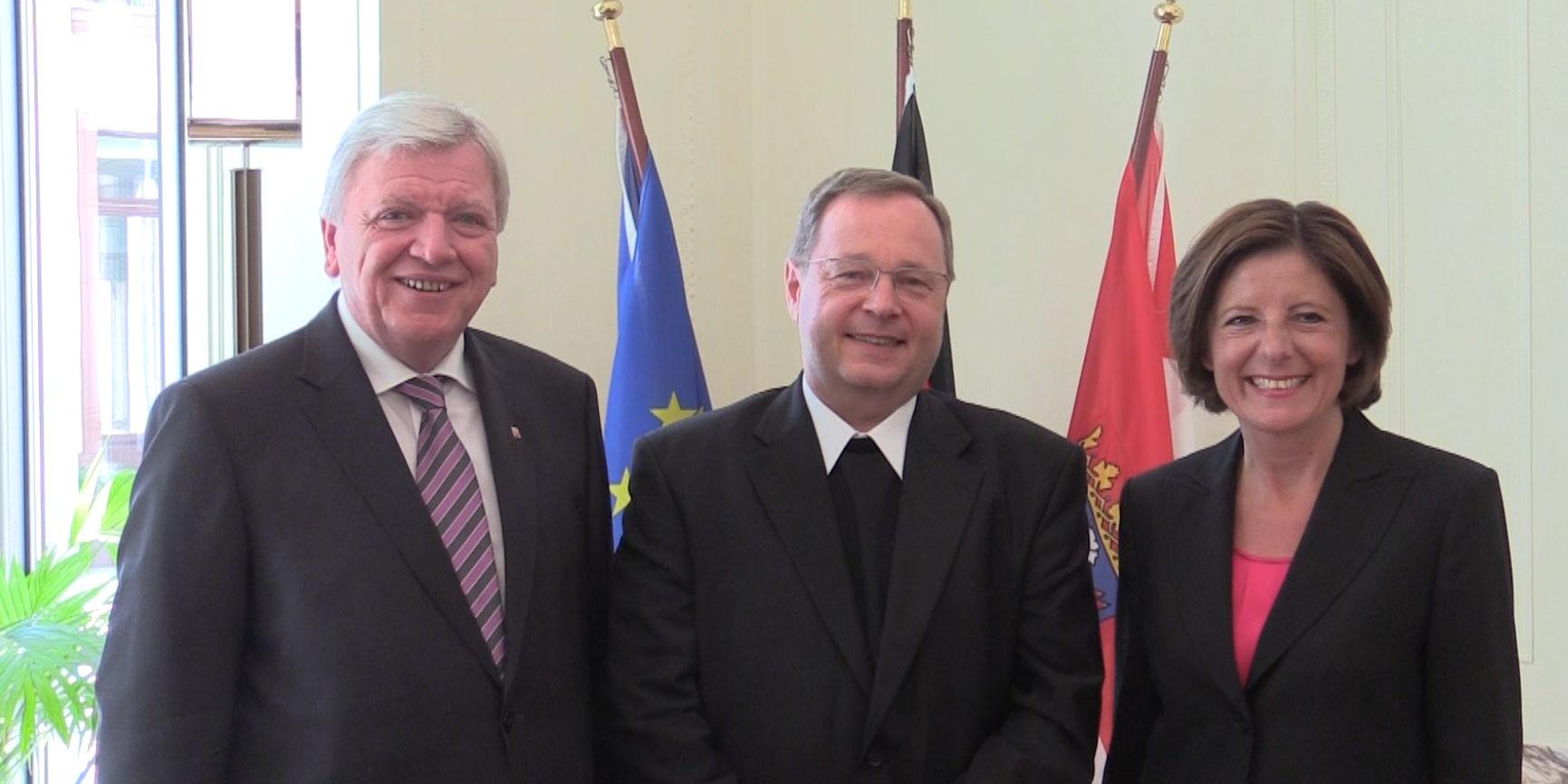 Unser künftiger Bischof hat vor dem hessischen Ministerpräsidenten Volker Bouffier und der rheinland-pfälzischen Ministerpräsidentin Malu Dreyer den Treueeid abgelegt. (Foto: Hessische Staatskanzlei)