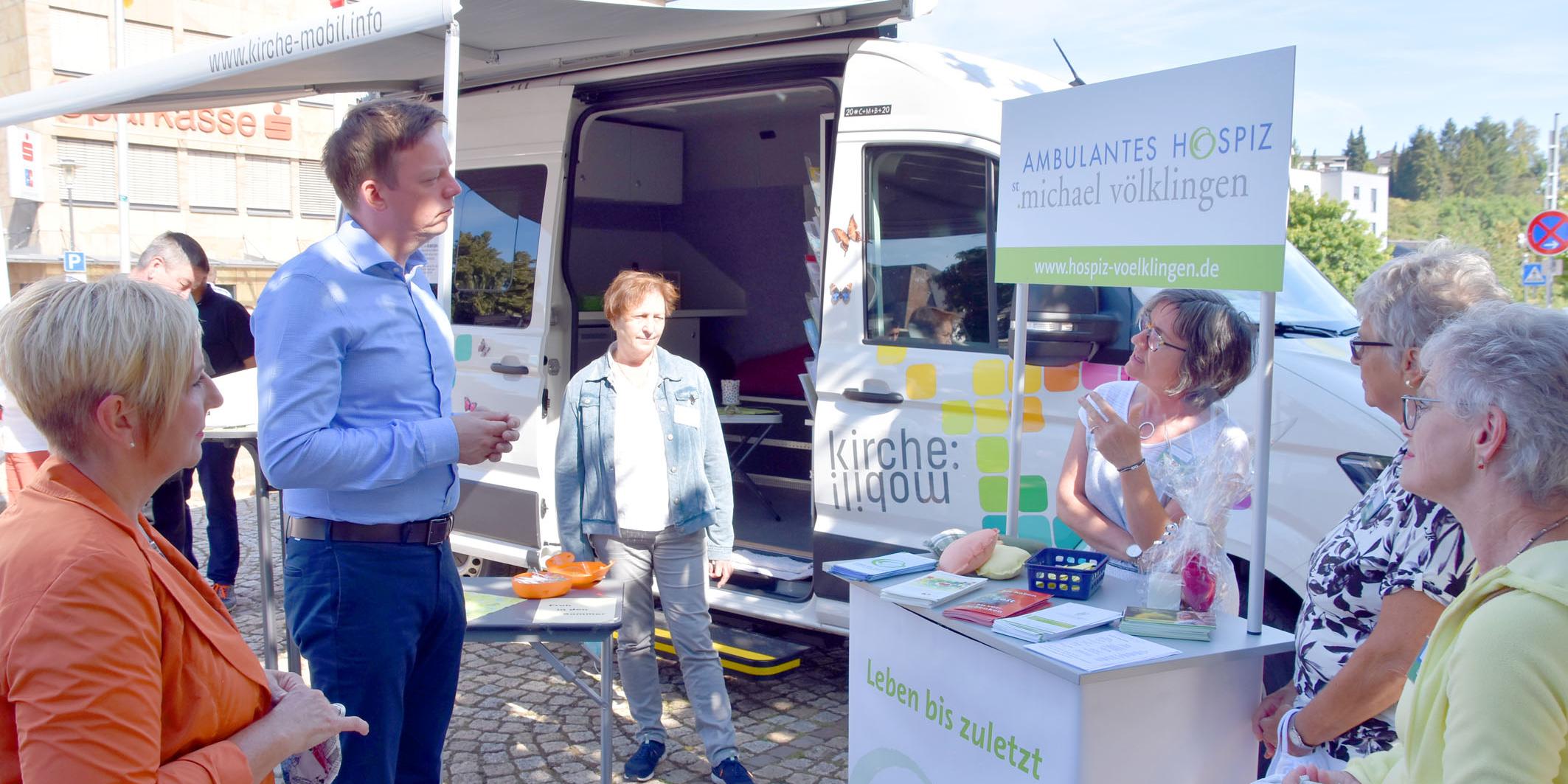 Tobias Hans im Gespräch mit dem Team des ambulanten Hospiz St. Michael