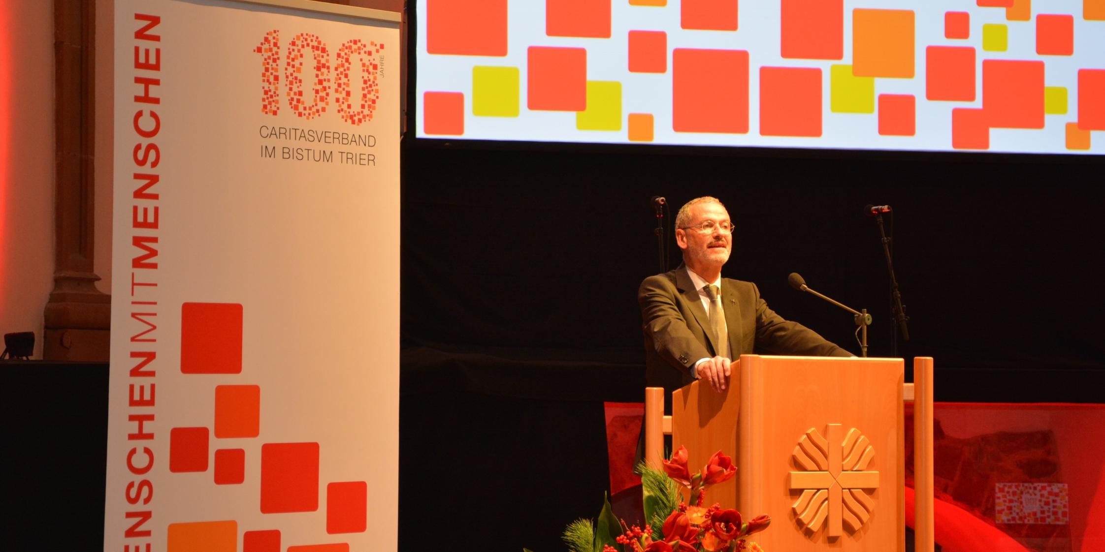 Der Präsident des Deutschen Caritasverbandes, Dr. Peter Neher, spricht ein Grußwort beim Festakt in St. Maximin.