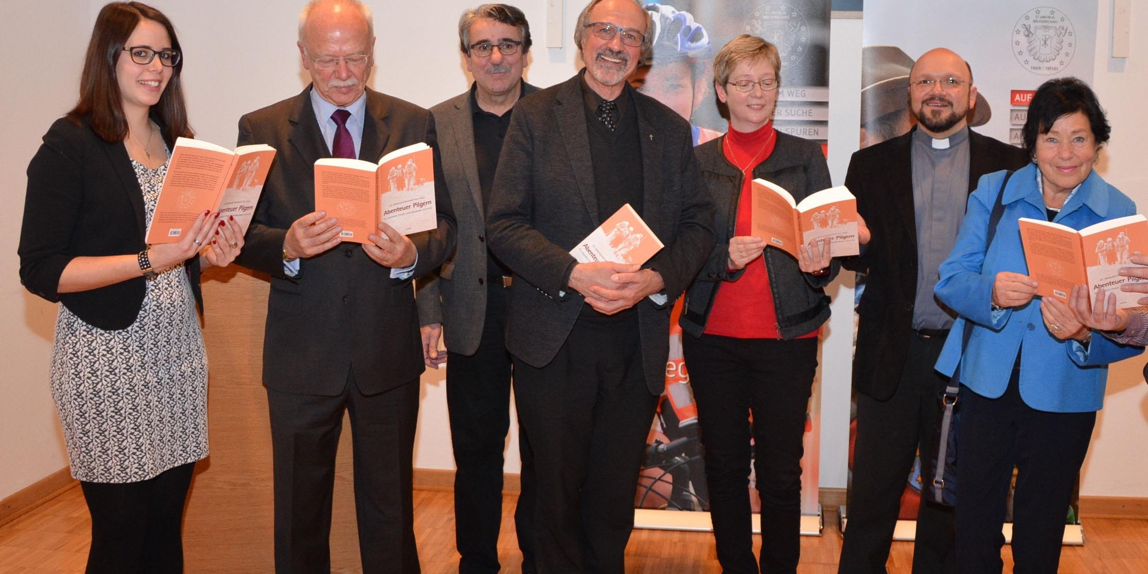 Autorinnen und Mitglieder des Redaktionsteams bei der Buchvorstellung in der Dominfo (von links): Madeleine Schneider, Hans-Jürgen Berg, Hubert Schnabel, Martin Lörsch, Carola Fleck, Dr. Markus Nicolay, Sigrun-Heide Filipp.