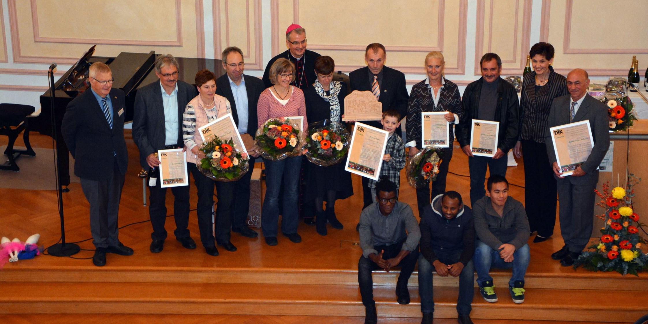 Alle Preisträger und die übrigen, mit einer Anerkennungsurkunde ausgezeichneten Bewerber des DJK-Ethikpreises beim abschließenden Gruppenfoto.