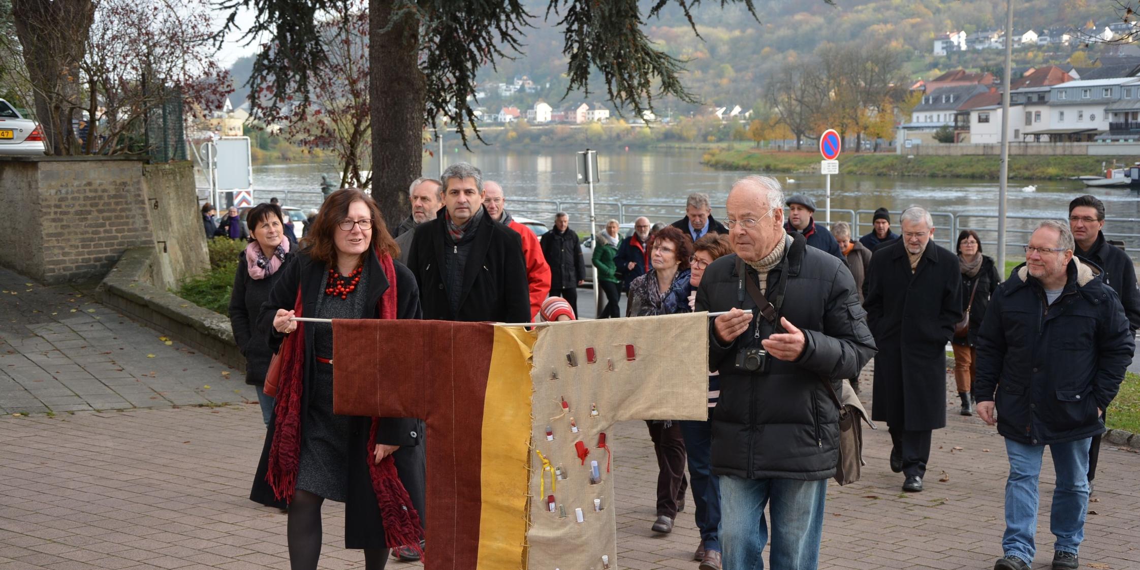 Mireille Sigal (links) und Hans-Georg Reuter tragen den Martinusmantel durch Wasserbillig.