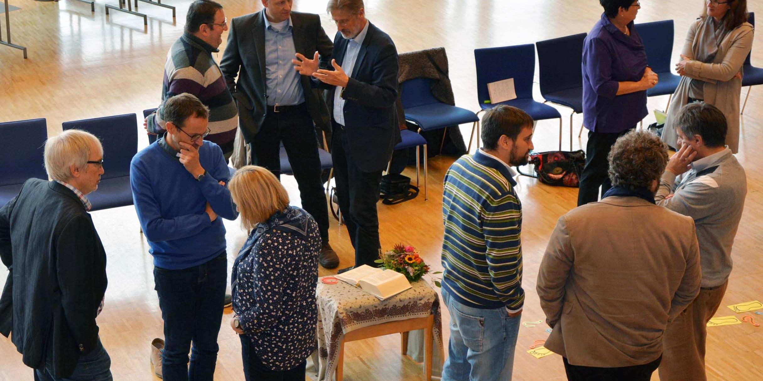 Die Teilnehmenden bei der Workshop-Arbeit an verschiedenen, an die Emmaus-Geschichte angelehnten Stationen.