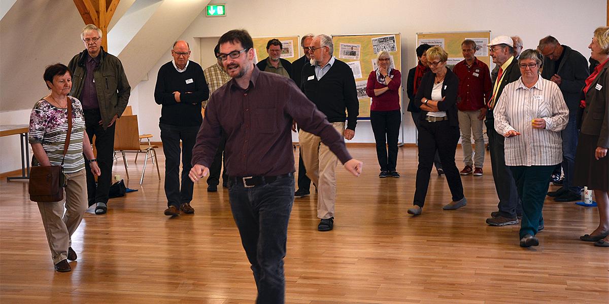 Die Teilnehmenden folgen Christian Heckmann (vorne) in eine erste Austausch-Runde.