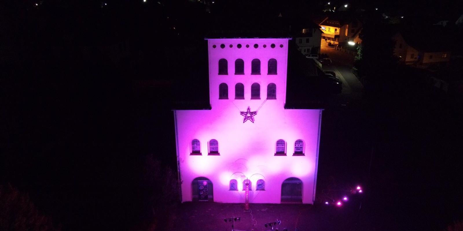 Die Jugendkirche MIA in Rappweiler-Zwalbach erstrahlte am Welt-Mädchentag am 11. Oktober in Pink. Mit der Aktion wollen die Beteiligten auf die fehlende Gleichberechtigung von Mädchen aufmerksam machen. Foto: Jörg Mang