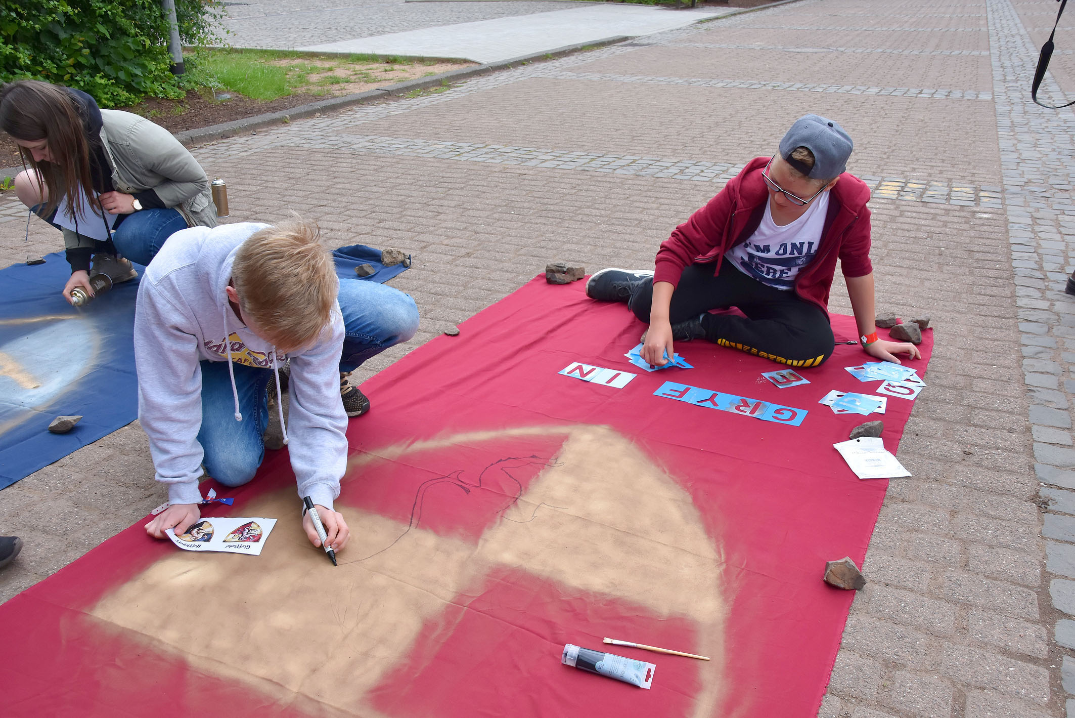 Hier malen die Jugendlichen ein großes Banner für das Haus Gryffindor, eines der vier Häuser der Zauberschule Hogwarts.