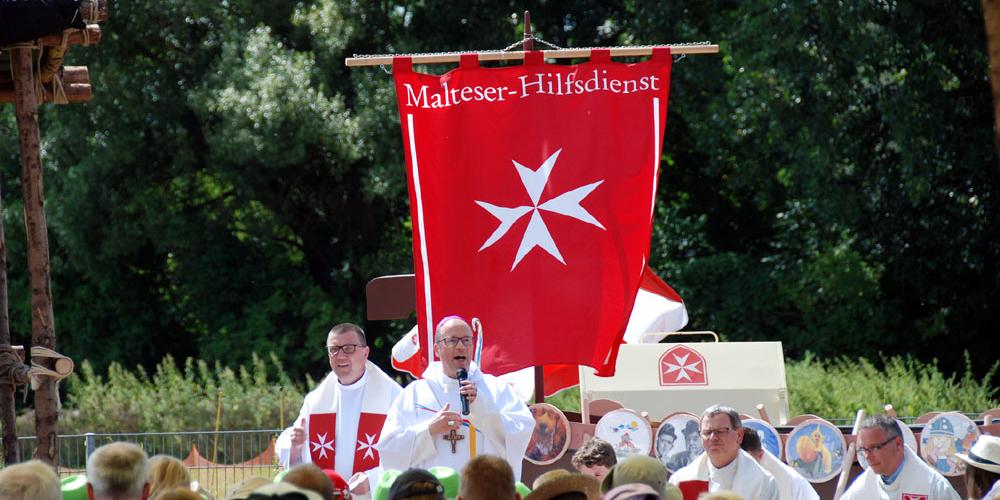 Bischof Dr. Stephan Ackermann bei seiner Predigt. Links neben dem Bischof Matthias Struth, rechts: Dr. Ulrich Graf von Plettenberg und Hermann Zangerle