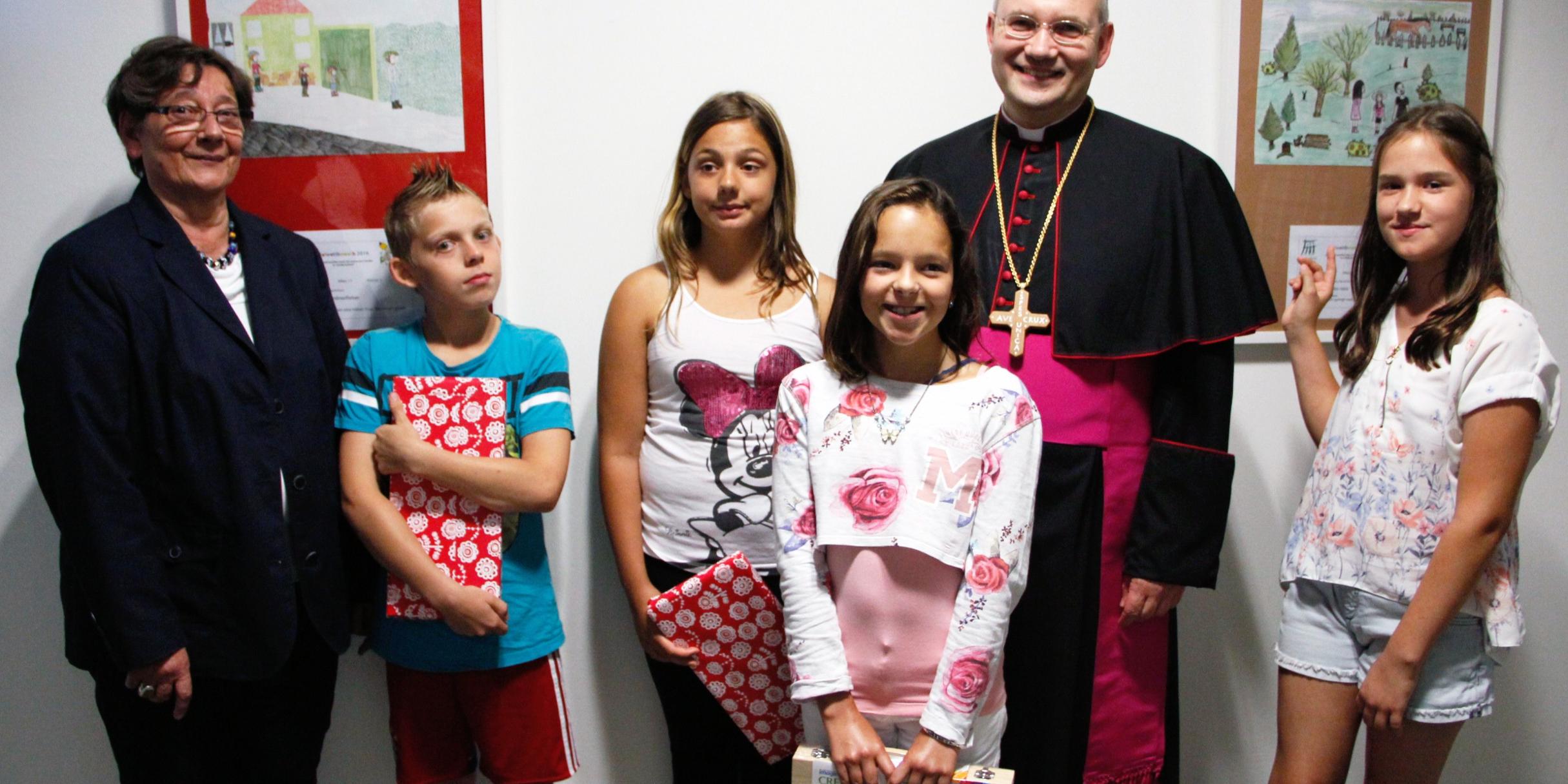 v.l.n.r. Hildegard Weber, Kevin, Chantal, Sophie, Weihbischof Dieser und Joane