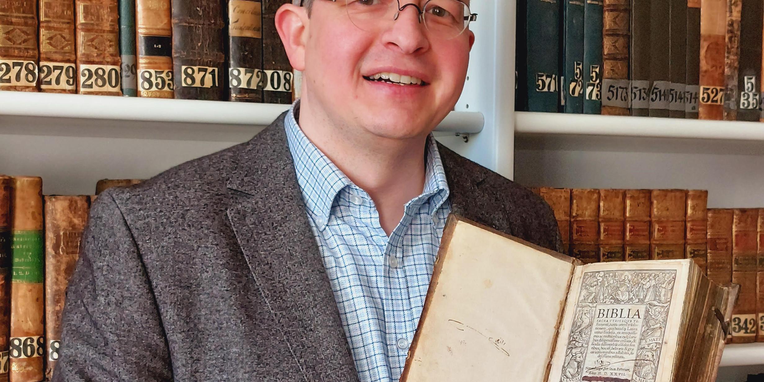 Bibliothekar Dr. Marco Brösch zeigt die Bibel. (Foto: Pia Pastor, St. Nikolaus-Hospital/Cusanusstift, Bernkastel-Kues)