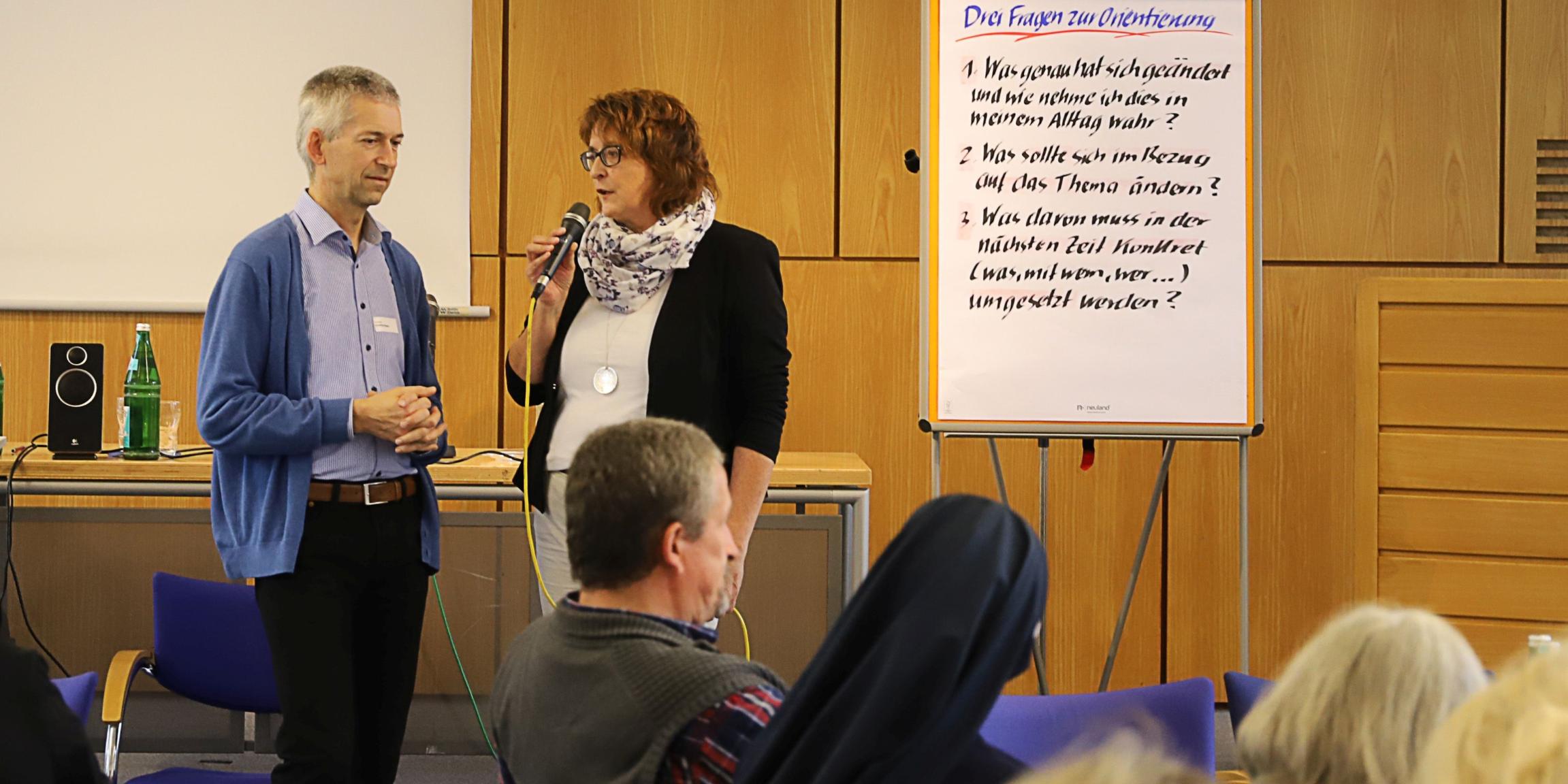 Matthias Marder und Esther Braun-Kinnen im Dialog mit dem Plenum