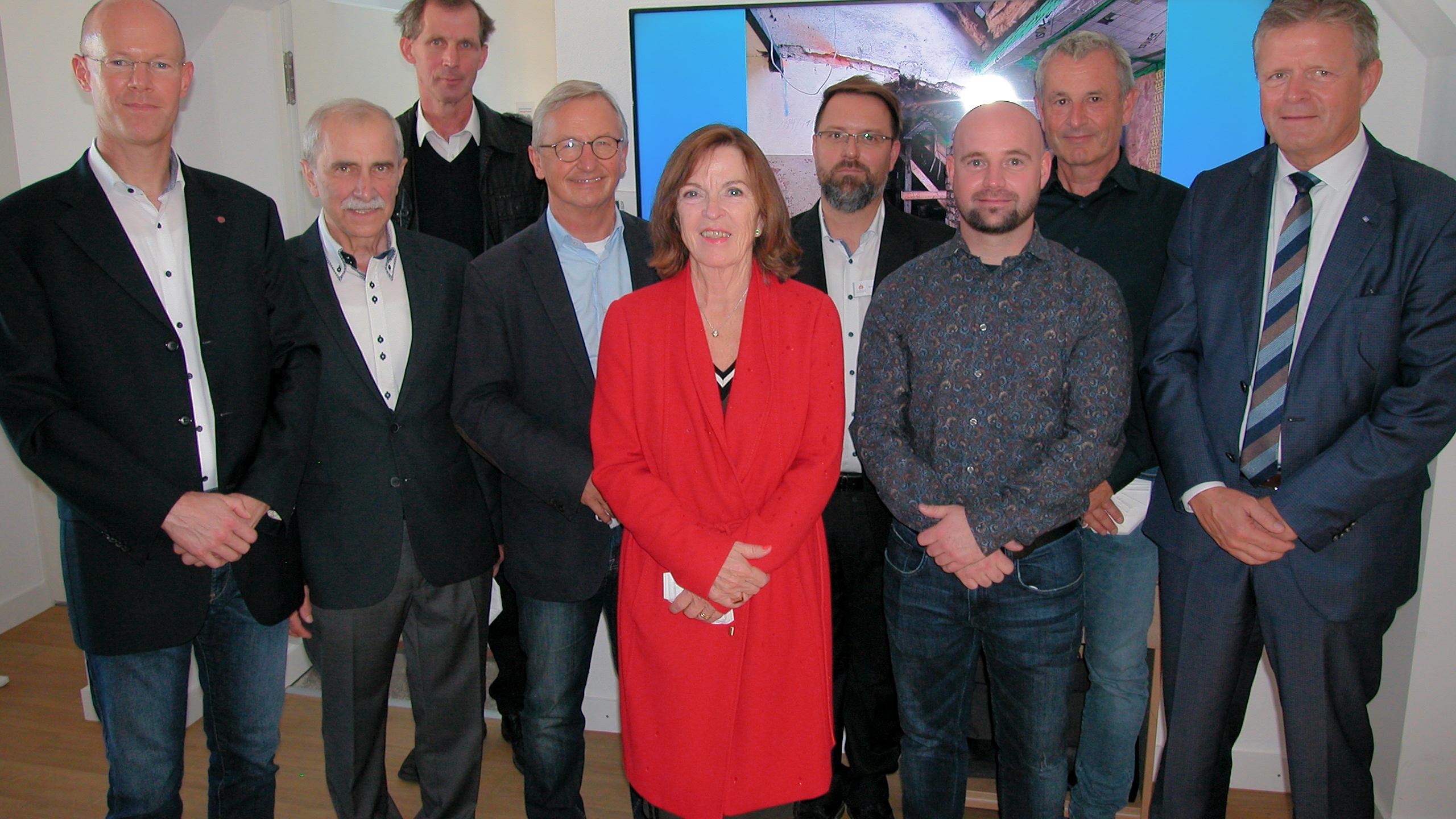 Sie alle freuen sich über das neue Vorzeigeprojekt (v.l.n.r.): Provinzialvikar Pater Christian Vahlhaus SDB, Remigius Kühnen (Herbert und Veronika Reh Stiftung), Pater Reinhard Büker, Dr. Manfred Bitter (Vorstand Herbert und Veronika Reh Stiftung), Benedikt Quack (Gesamtleiter Don Bosco Helenberg), Bürgermeisterin Elvira Garbes, Sebastian Roos (Architekturbüro Weltzel & Hardt), Peter Hardt (Architekturbüro Weltzel & Hardt), Alfons Jochem (Vorstandsvorsitzender Herbert und Veronika Reh Stiftung). (Fotos: Sabine Krösser)