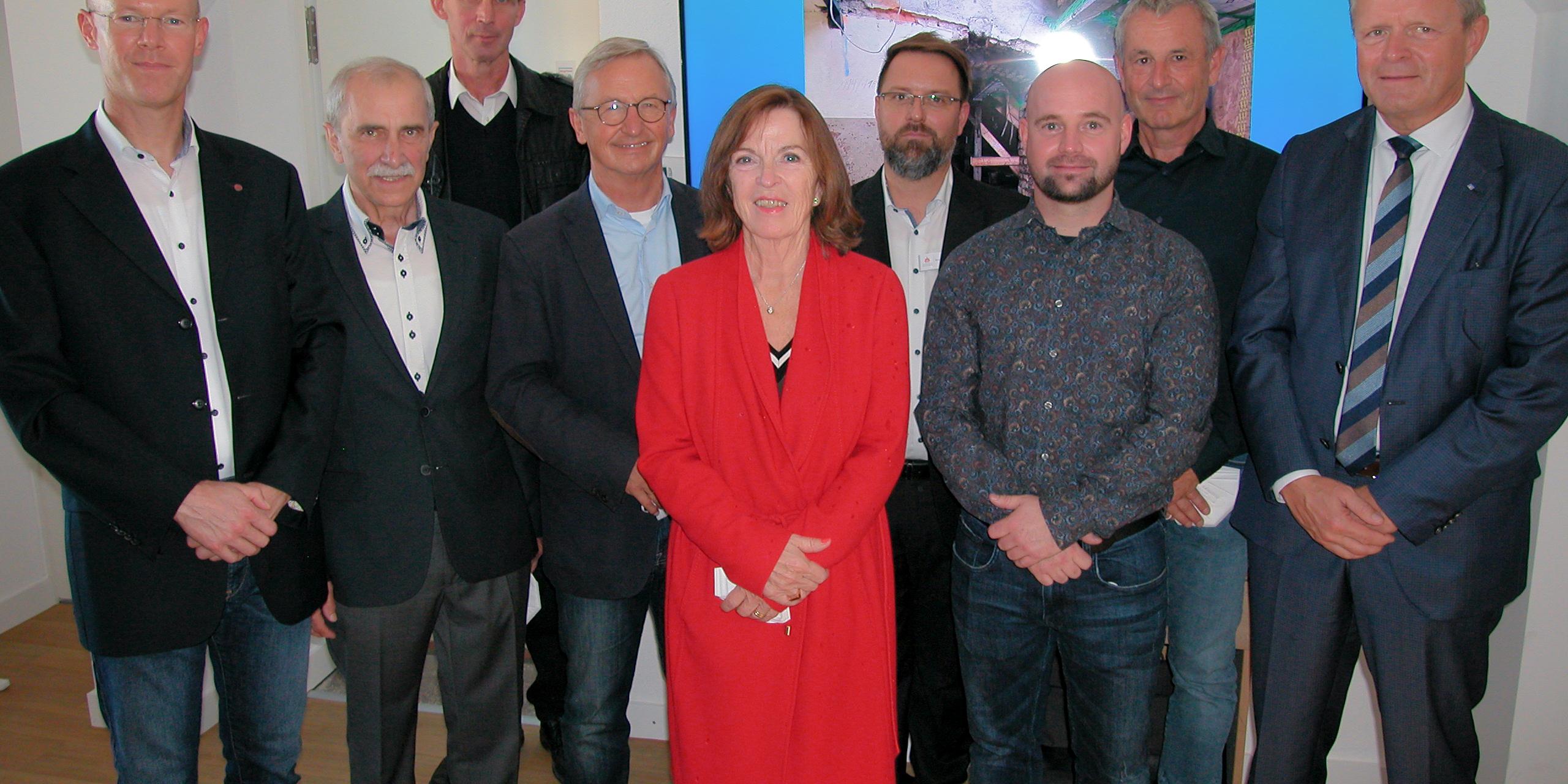 Sie alle freuen sich über das neue Vorzeigeprojekt (v.l.n.r.): Provinzialvikar Pater Christian Vahlhaus SDB, Remigius Kühnen (Herbert und Veronika Reh Stiftung), Pater Reinhard Büker, Dr. Manfred Bitter (Vorstand Herbert und Veronika Reh Stiftung), Benedikt Quack (Gesamtleiter Don Bosco Helenberg), Bürgermeisterin Elvira Garbes, Sebastian Roos (Architekturbüro Weltzel & Hardt), Peter Hardt (Architekturbüro Weltzel & Hardt), Alfons Jochem (Vorstandsvorsitzender Herbert und Veronika Reh Stiftung). (Fotos: Sabine Krösser)