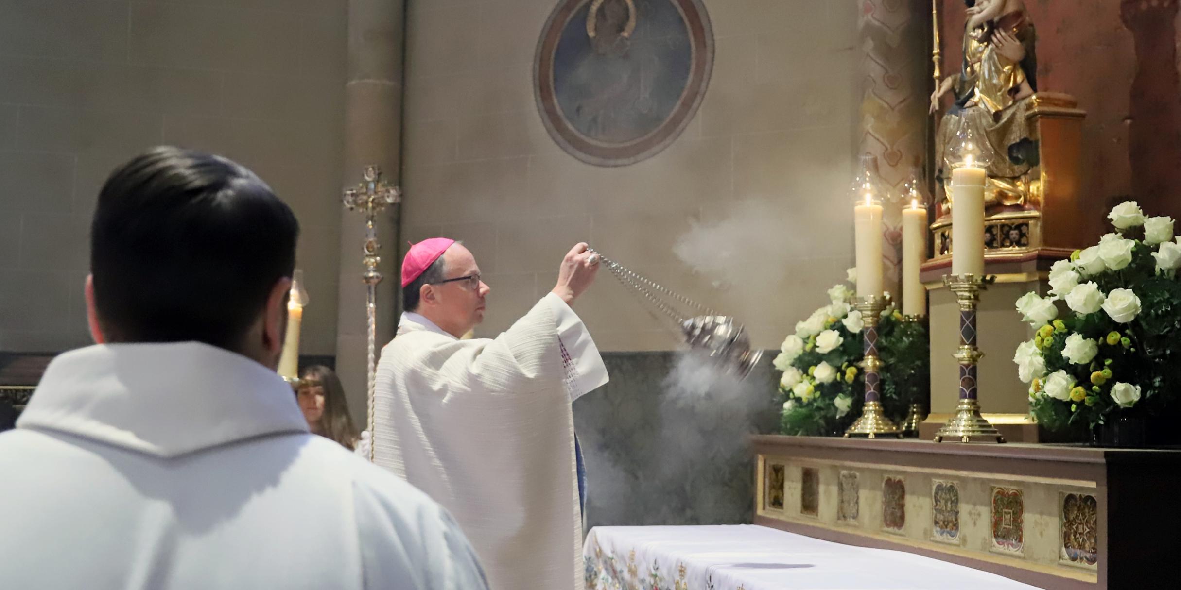 Im Anschluss an den Gottesdienst ziehen die Gläubigen gemeinsam mit Bischof Ackermann in die Liebfrauenkirche, wo der Bischof die Weihe des Bistums an die Gottesmutter erneuert.