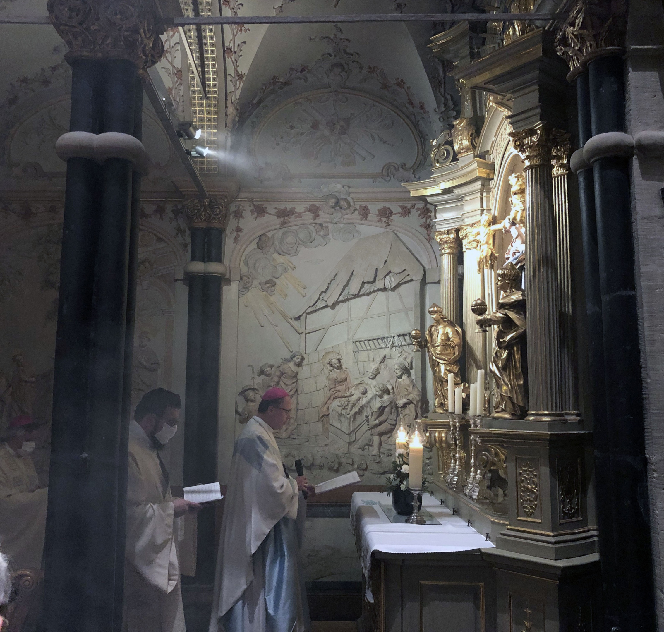 Bischof Dr. Stephan Ackermann betet in der Marienkapelle des Trierer Domes (Foto: Judith Rupp/Bistum Trier)