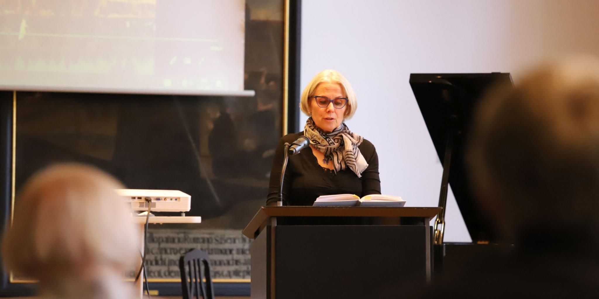 Marianne Binzen liest aus ihrem Buch 'Lebenswege - leben, erleben, gelebt' vor. (Foto: Isabel Athmer/Bistum Trier)