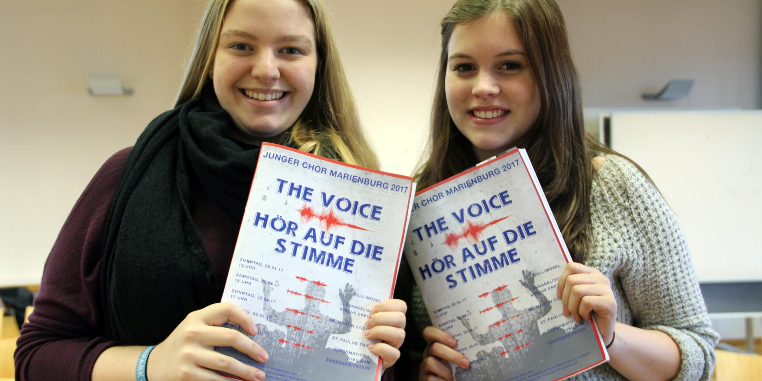 Kira (links) und Viktoria sind mit Freude dabei.