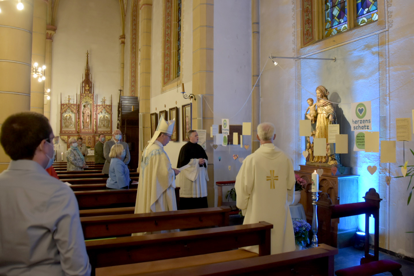 Bischof Ackermann im Gebet vor der Marienstatue in der Kirche Maria Himmelfahrt.