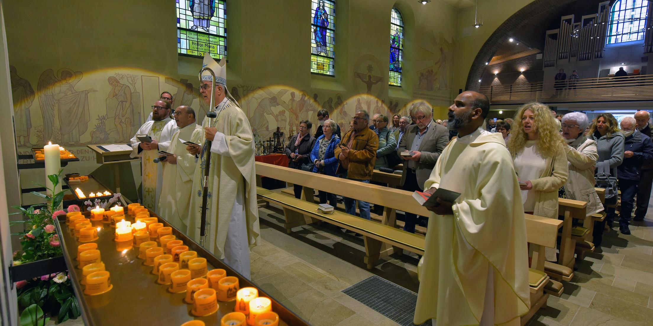 Weihbischof Peters (Mitte) beim Abschlussgottesdienst (Foto: Brigitte Deiters)