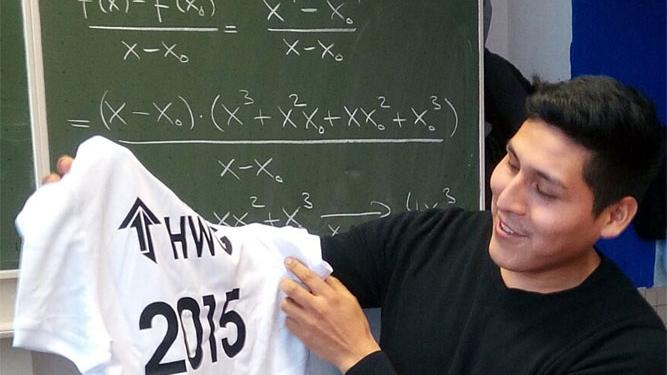 Zum Abschied gab's ein Fußballtrikot