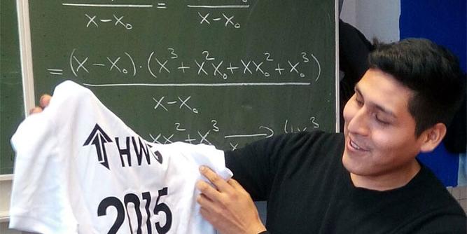 Zum Abschied gab's ein Fußballtrikot