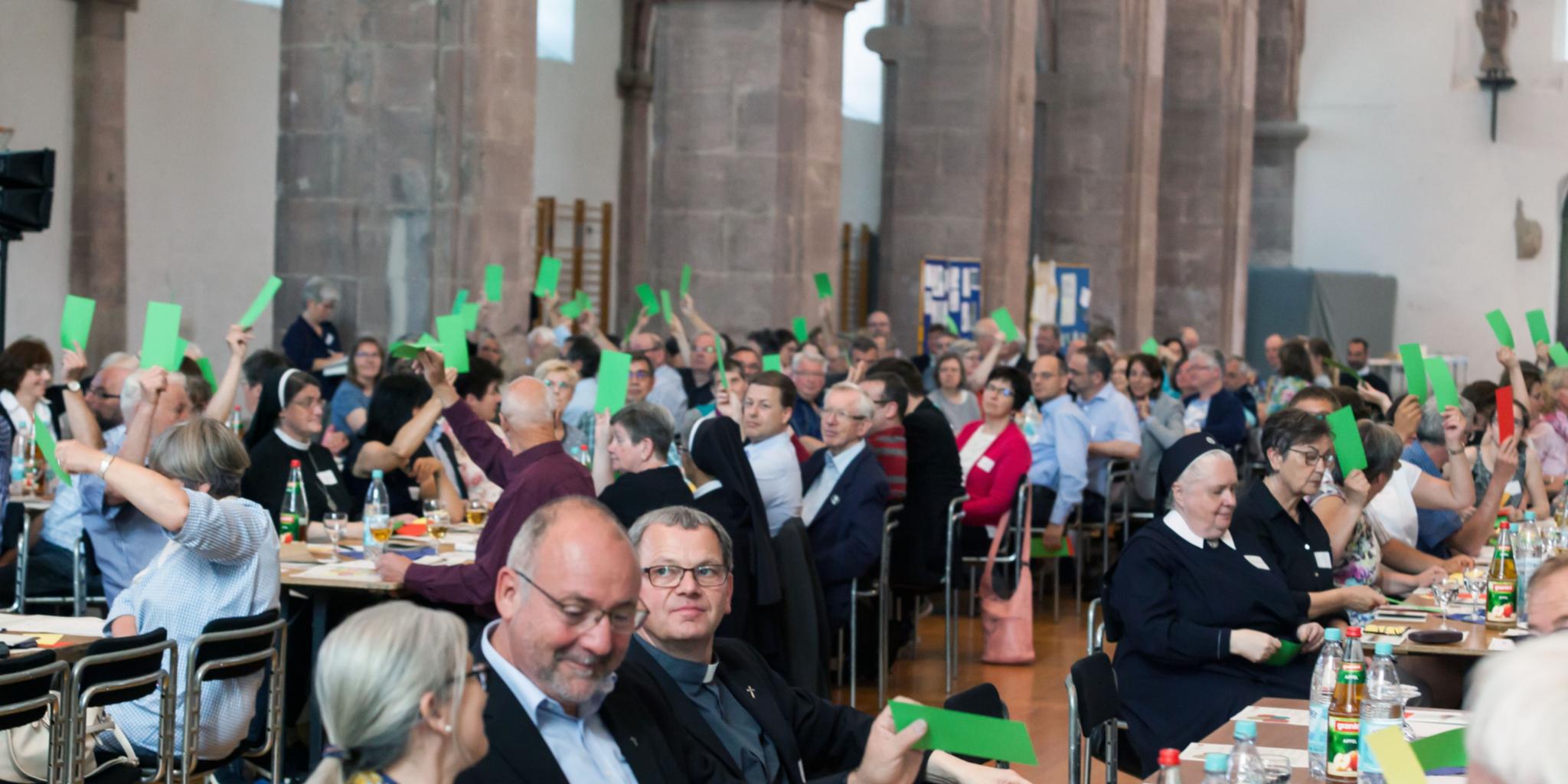 Die Teilnehmerinnen und Teilnehmer in St. Maximin geben Rückmeldung zur Umsetzung der Synode.