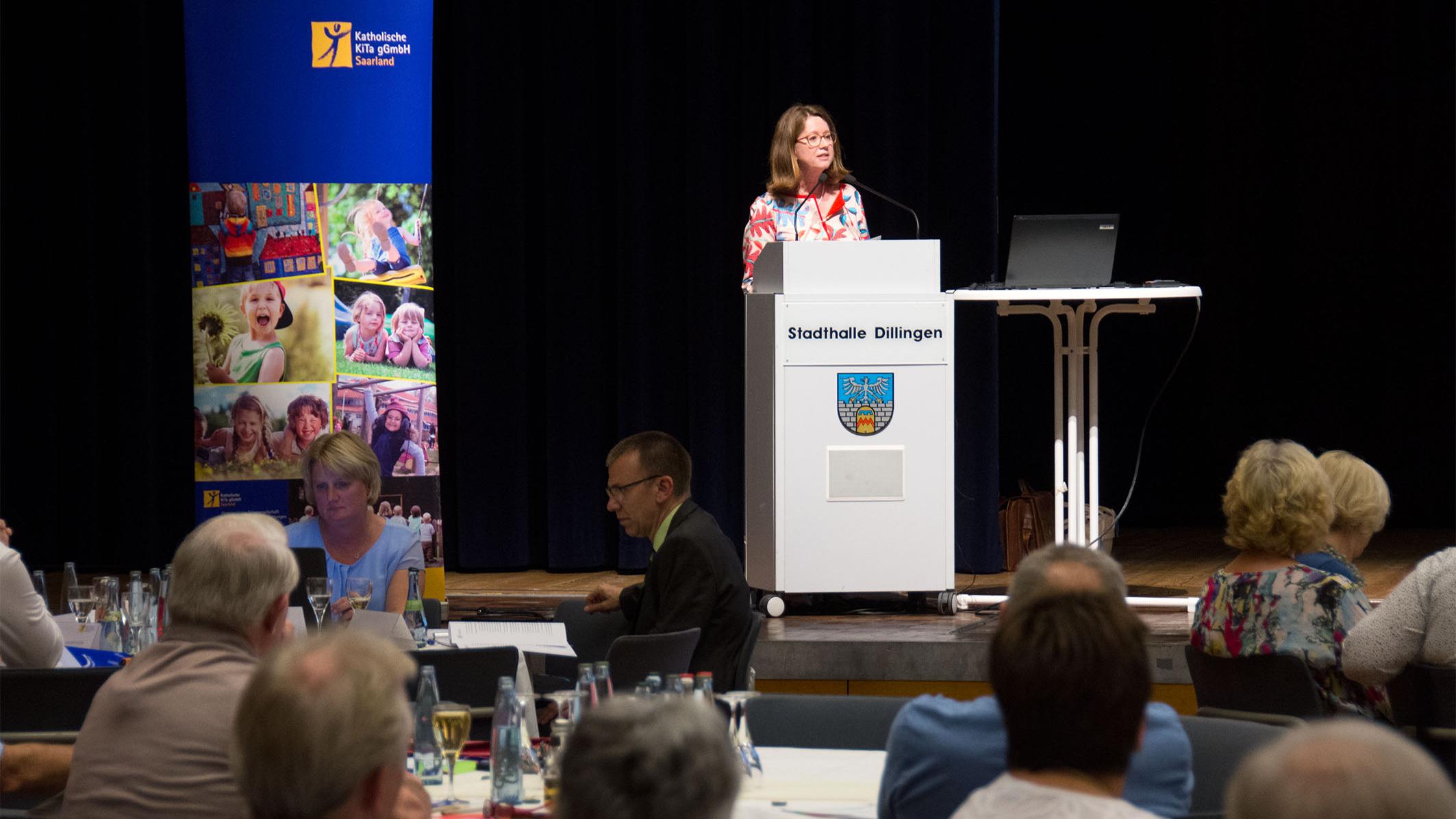 Aufsichtsratsvorsitzende Mechthild Schabo auf der Gesellschafterversammlung in der Stadthalle Dillingen.
