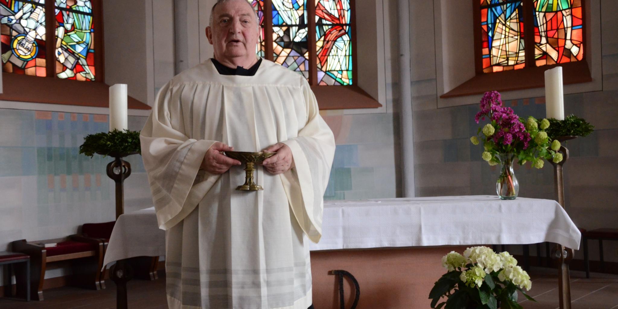 Mit 76 Jahren dient Bernhard Graffe noch in der Kirche St. Peter und Paul in Münster Sarmsheim. Damit ist er der älteste Messdiener im Bistum