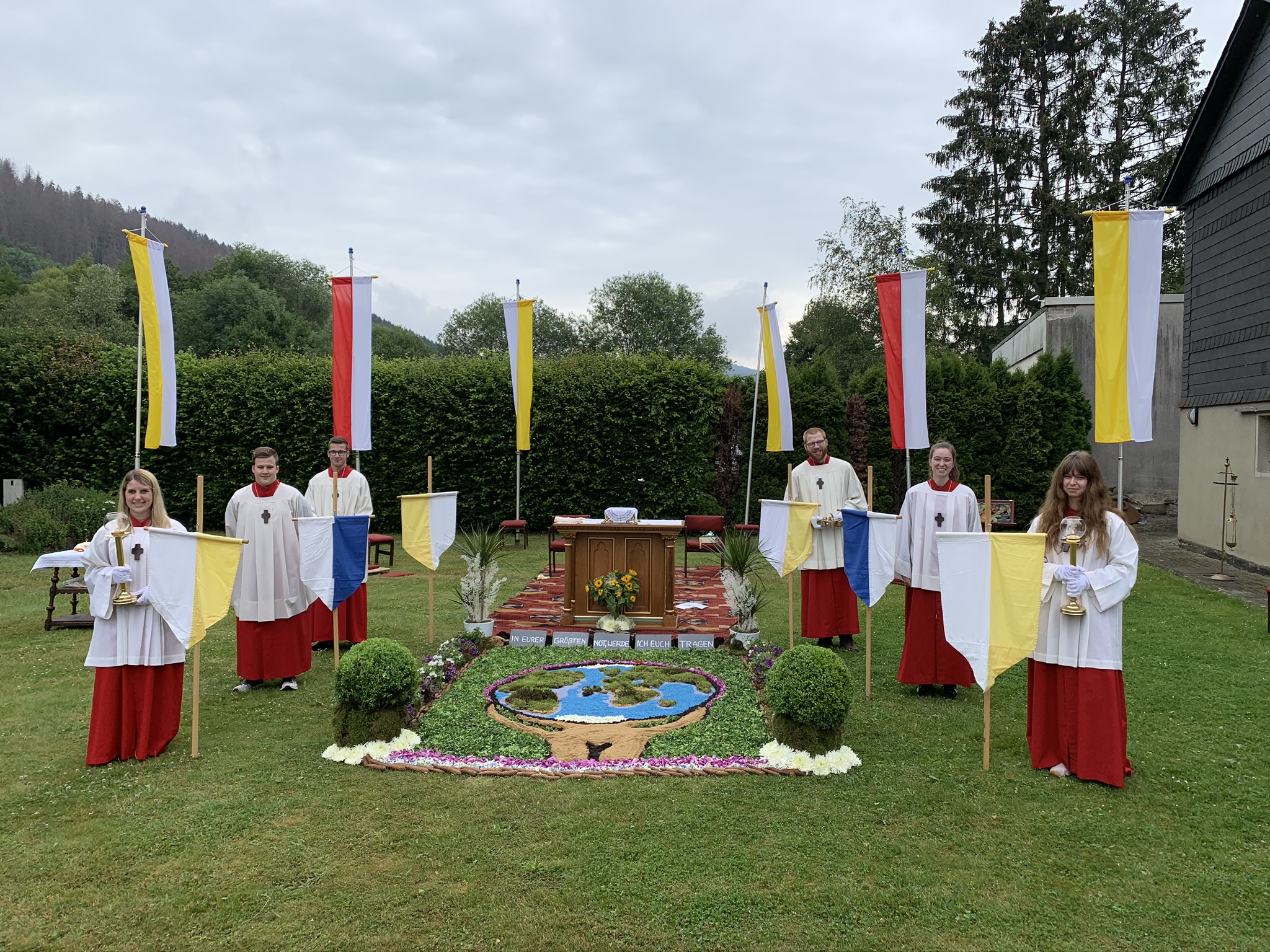 ... und beim Dienst am Altar. Foto: privat