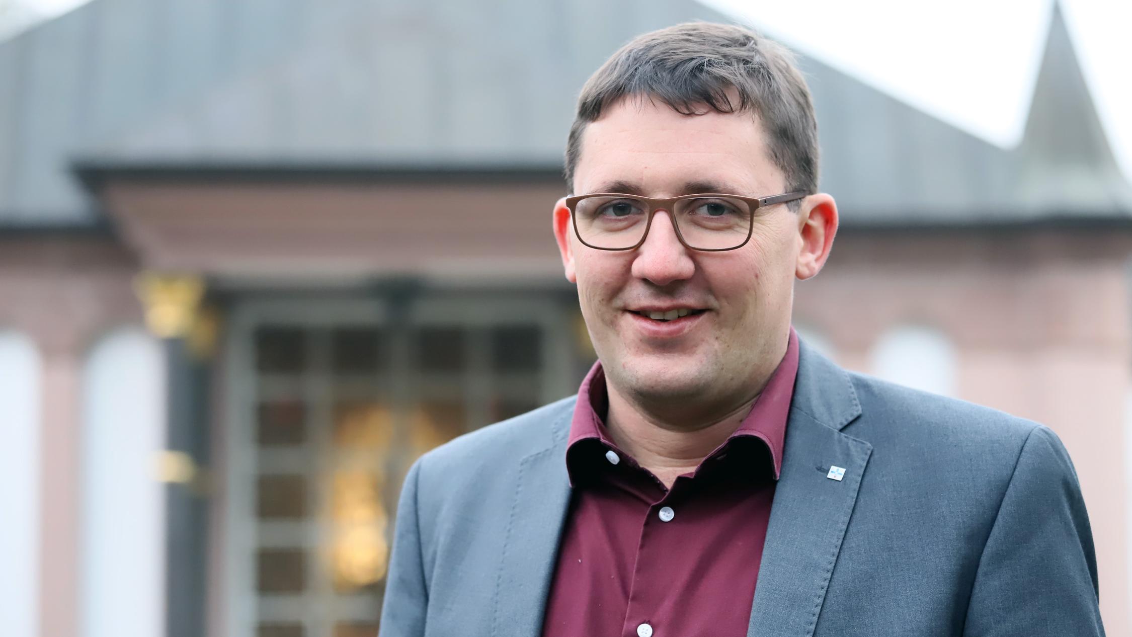 Michael Molitor hat mit 16 im Brüderkrankenhaus seine Lehre zum Pfleger begonnen. heute ist er stellvertretender Hausoberer, Hausoberer des Seniorenzentrums. Außerdem ist er Vorsitzender eines Kunst- und Kulturvereins am Krankenhaus der Barmherzigen Brüder Trier.