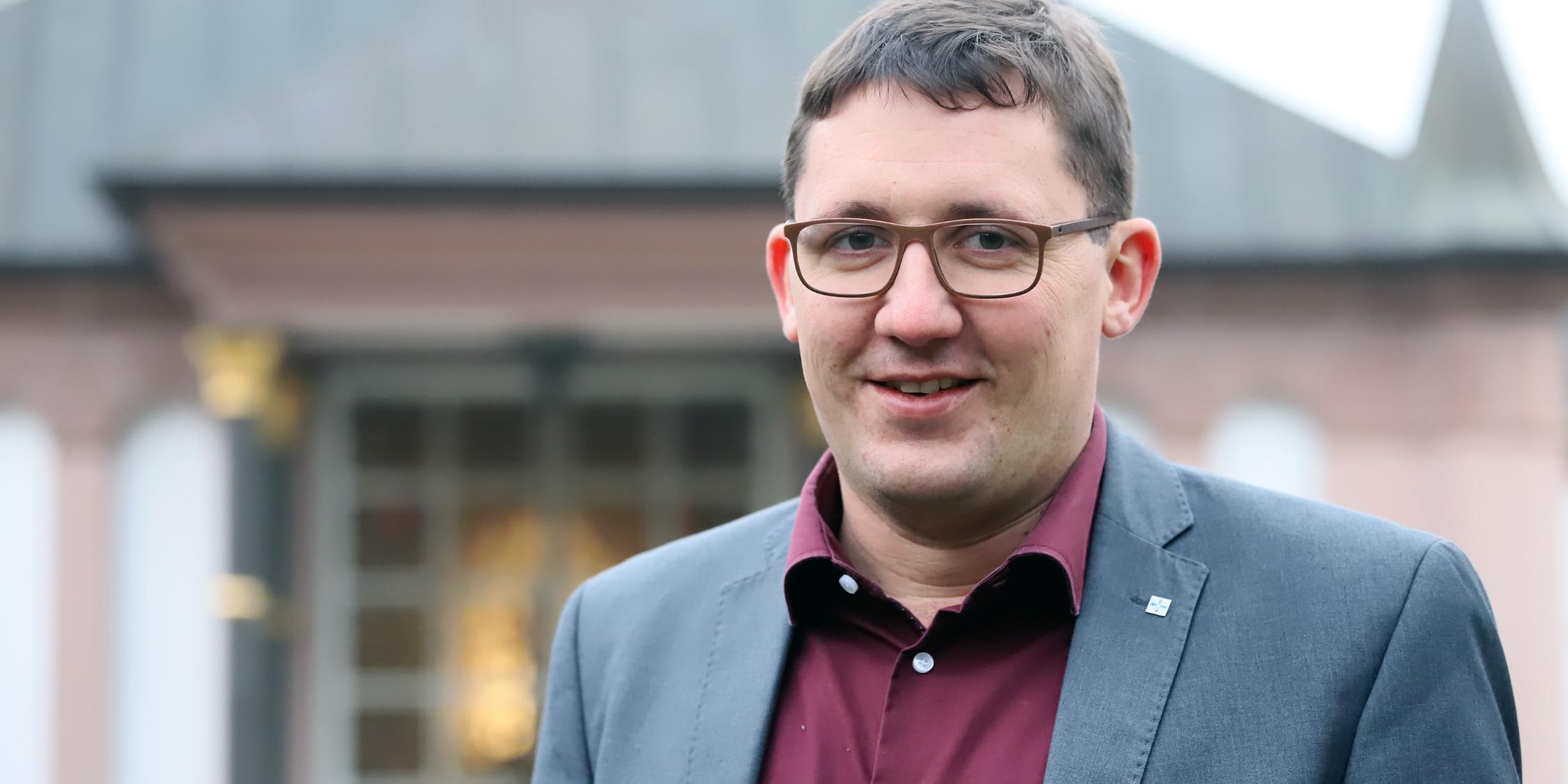 Michael Molitor hat mit 16 im Brüderkrankenhaus seine Lehre zum Pfleger begonnen. heute ist er stellvertretender Hausoberer, Hausoberer des Seniorenzentrums. Außerdem ist er Vorsitzender eines Kunst- und Kulturvereins am Krankenhaus der Barmherzigen Brüder Trier.