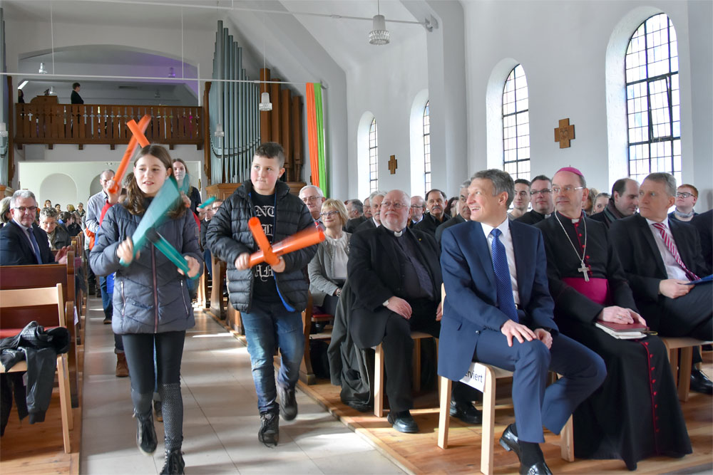 Weihbischof Robert Brahm (2.v.r.) und Finanzminister Toscani (3.v.r.) bei der feierlichen Wiedereröffnung der Michaelskapelle auf dem Schulcampus in Lebach.