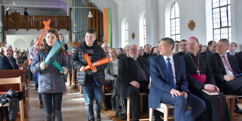 Weihbischof Robert Brahm (2.v.r.) und Finanzminister Toscani (3.v.r.) bei der feierlichen Wiedereröffnung der Michaelskapelle auf dem Schulcampus in Lebach.