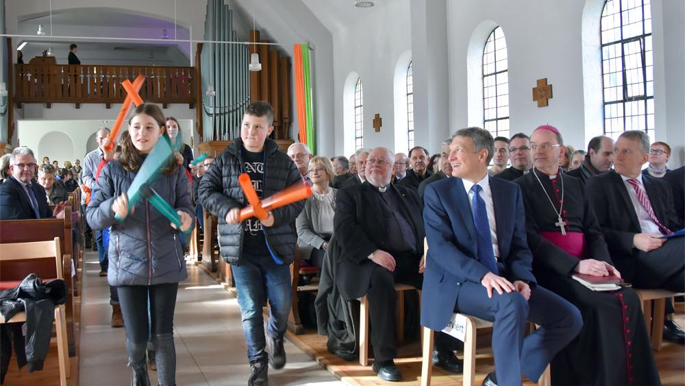 Weihbischof Robert Brahm (2.v.r.) und Finanzminister Toscani (3.v.r.) bei der feierlichen Wiedereröffnung der Michaelskapelle auf dem Schulcampus in Lebach.