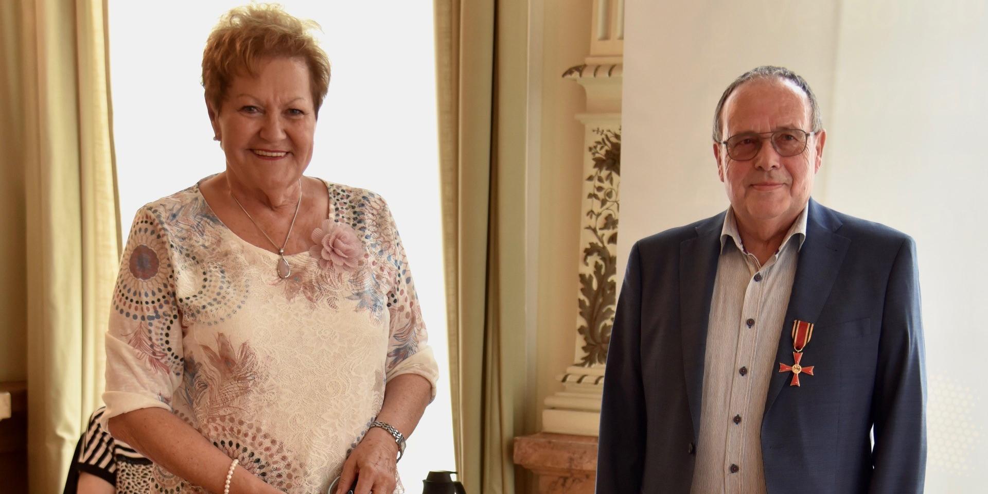 Sozialministerin Monika Bachmann überreicht Hans Grauss das Bundesverdienstkreuz für sein Engagement bei der TelefonSeelsorge Saar. Foto: MSGFF/Pressestelle/NaimaGehring