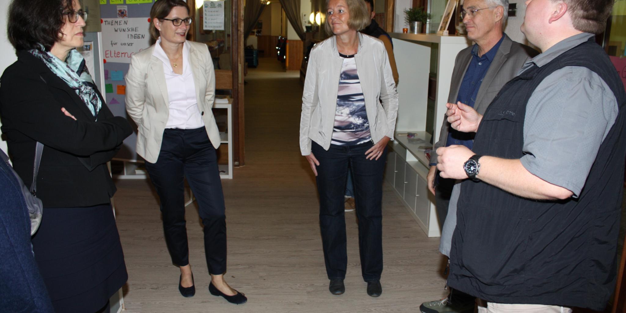 Kinderhaus-Leiter Thomas Bläsche (v.re.) berichtet Willi Kaspari und Sabine Theisen, Bildungsministerin Dr. Stefanie Hubig und ihrer Begleiterin vom Kindergartenalltag.