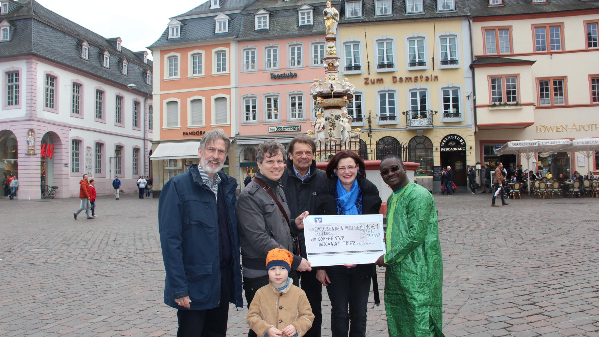 Bei der Scheckübergabe: Ludwig Kuhn, Andreas Matt und Sohn Dominik, Wilhelm Thees, Eva Schneider und René Millogo (vlnr.)