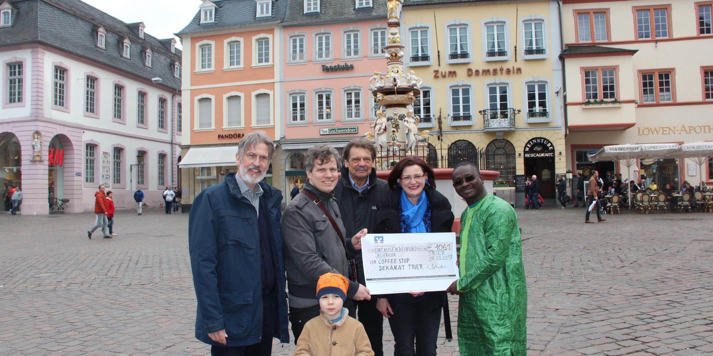 Bei der Scheckübergabe: Ludwig Kuhn, Andreas Matt und Sohn Dominik, Wilhelm Thees, Eva Schneider und René Millogo (vlnr.)