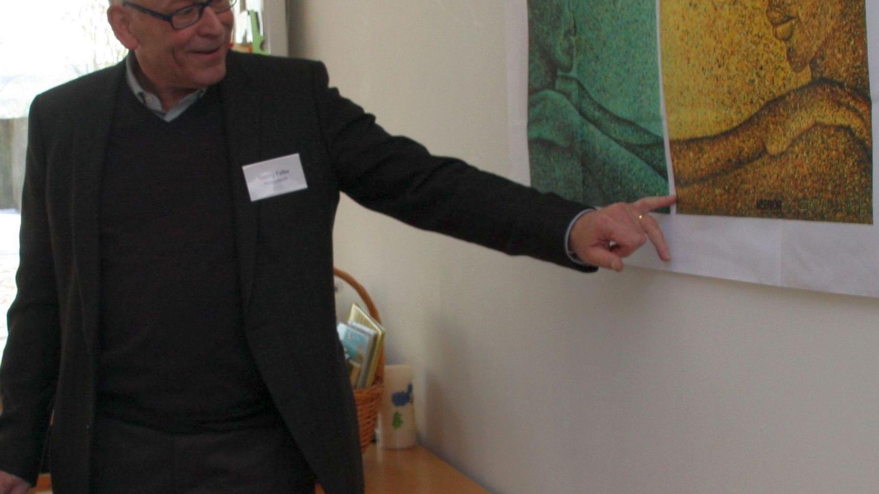 Referent Georg Falke informierte die Teilnehmenden über die Bedeutung des Hungertuchs.