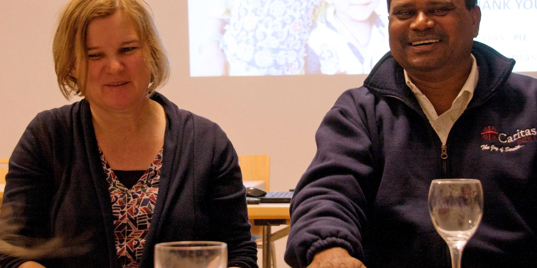 Melvin Pangya berichtet von seiner Arbeit in Indien. Katharina Müller übersetzt ihn.