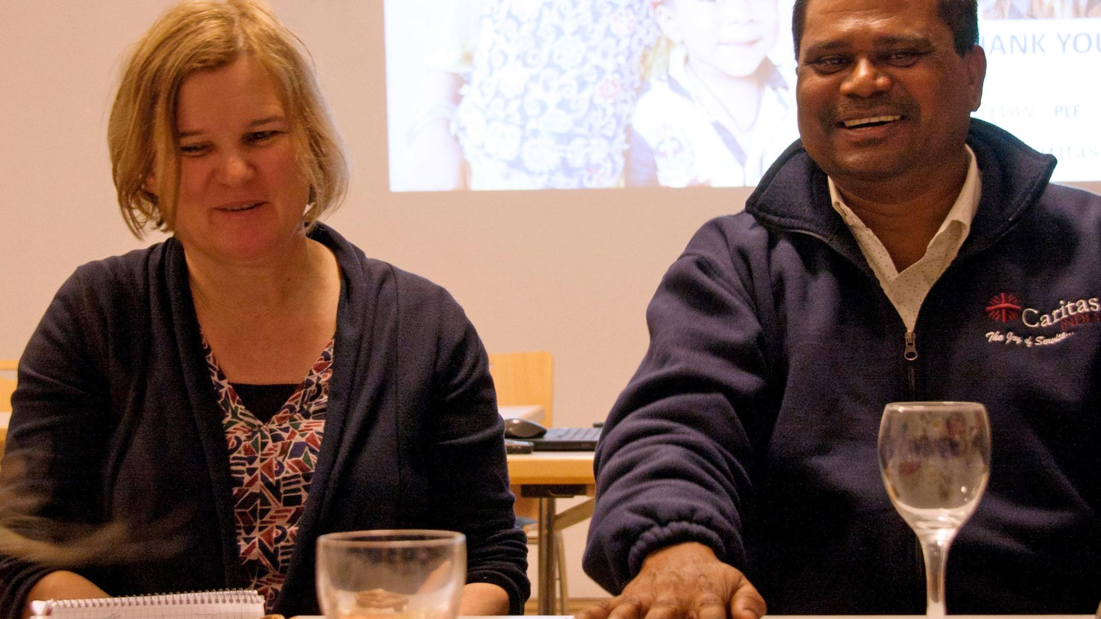 Melvin Pangya berichtet von seiner Arbeit in Indien. Katharina Müller übersetzt ihn.