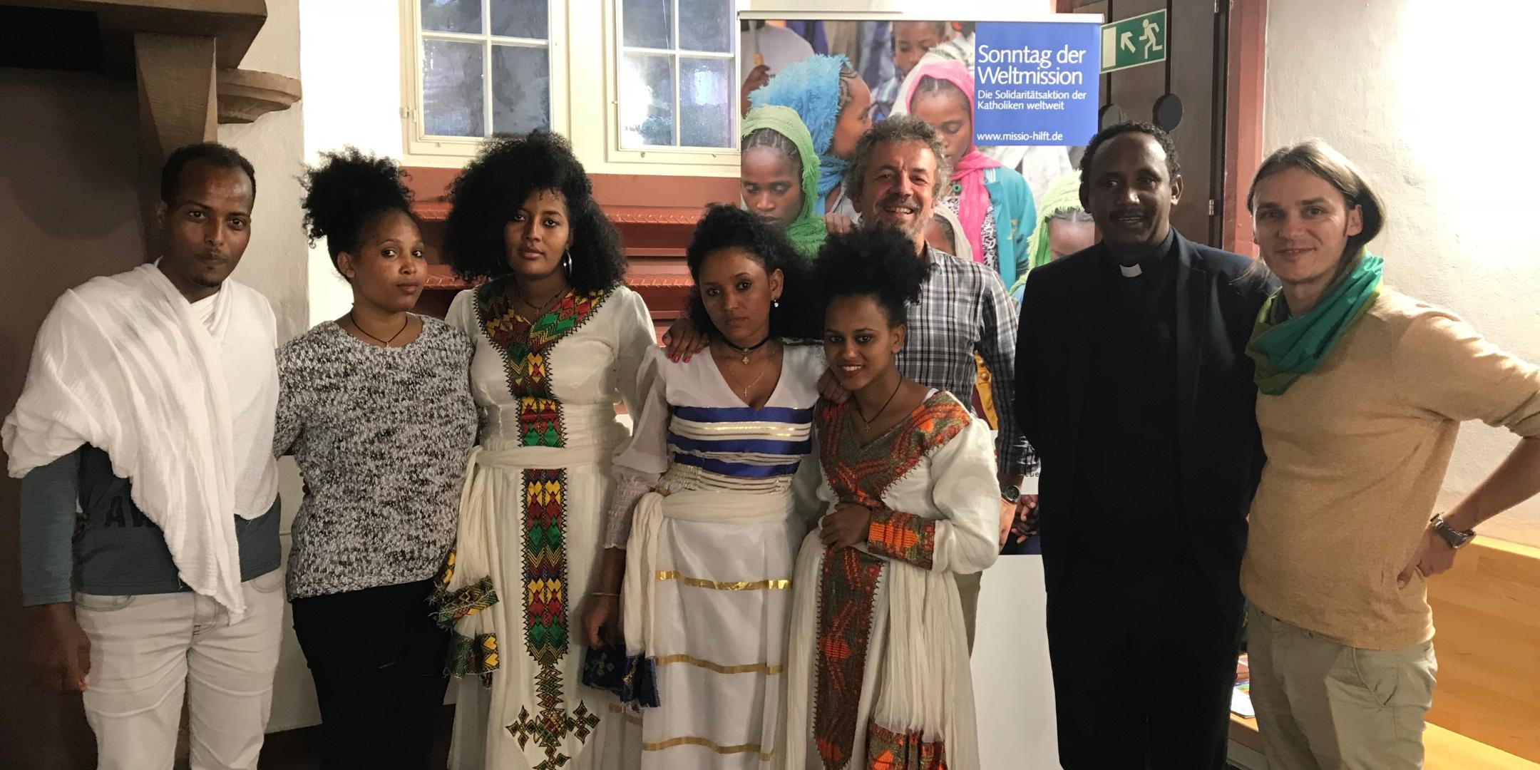 Missio-Gast Pfarrer Tesfaye Petros aus Äthiopien (2. von rechts) mit Mitgliedern der eritreischen Gemeinde Trier und Thomas Kupczik (Pastoralreferent im Dekanat Trier, 3. von rechts) und Tomasz Welke (rechts außen) von der Diözesanstelle Weltkirche.