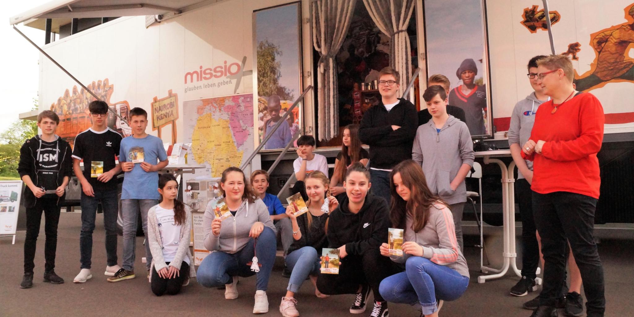 Klassenfoto vor dem Missio-Truck: Die 8a der Stefan-Andres-Realschule Plus in Schweich.