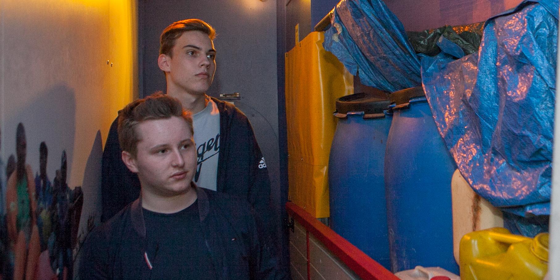 Eng geht es zu im „Fluchtauto“, das erfahren Lars Heiner (hinten) und Jonas Gemein im missio-Truck zum Thema „Flucht“ auf dem Sinziger Kirchplatz.