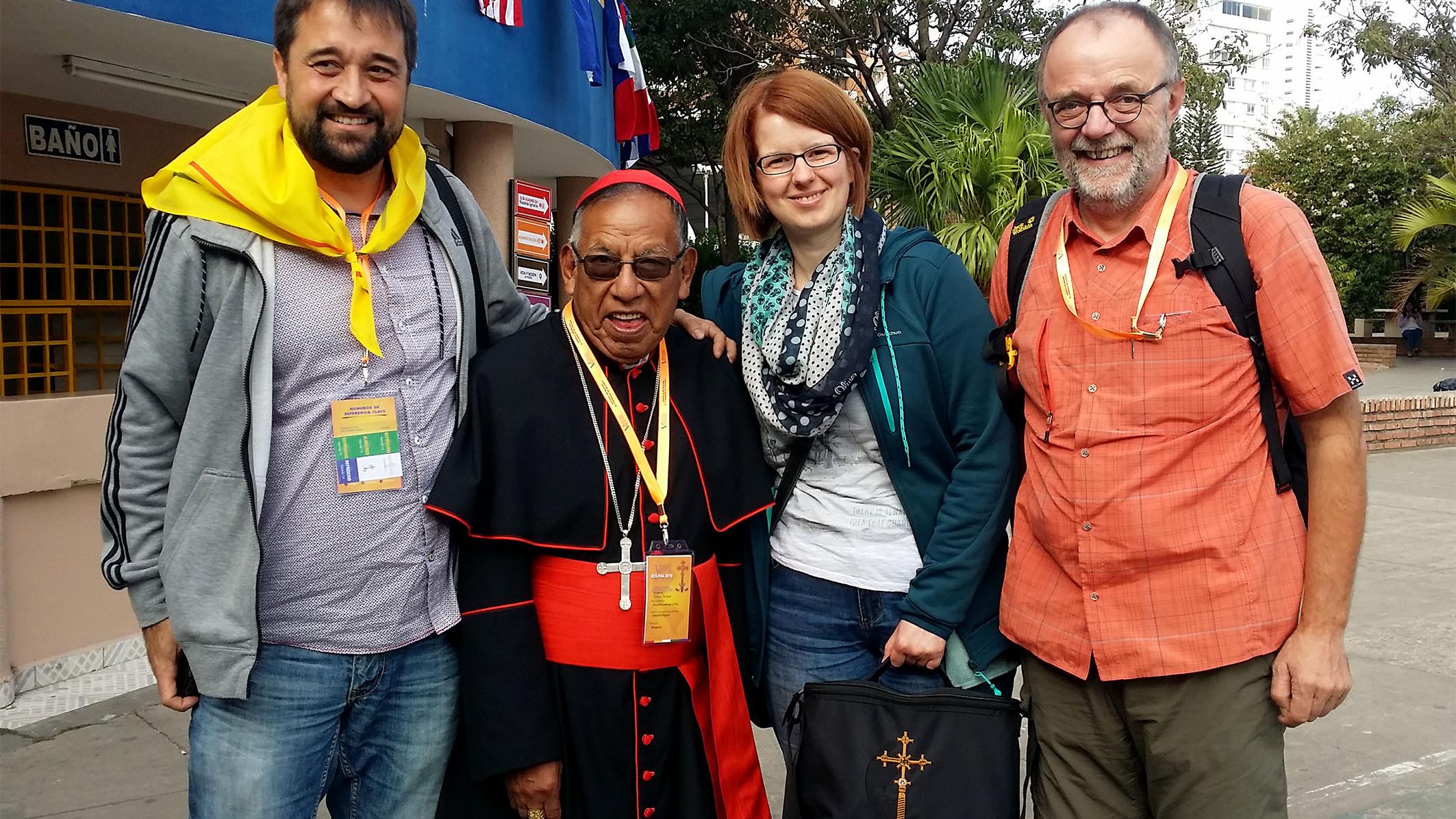 Kaplan Michael Meyer (l.), Pastoralreferentin Yvonne Uebel (2.v.r.) und Leiter von SoFiA e.V., Peter Nilles (r.) zusammen mit dem Bolivianischen Kardinal Toribio Ticona Porco.