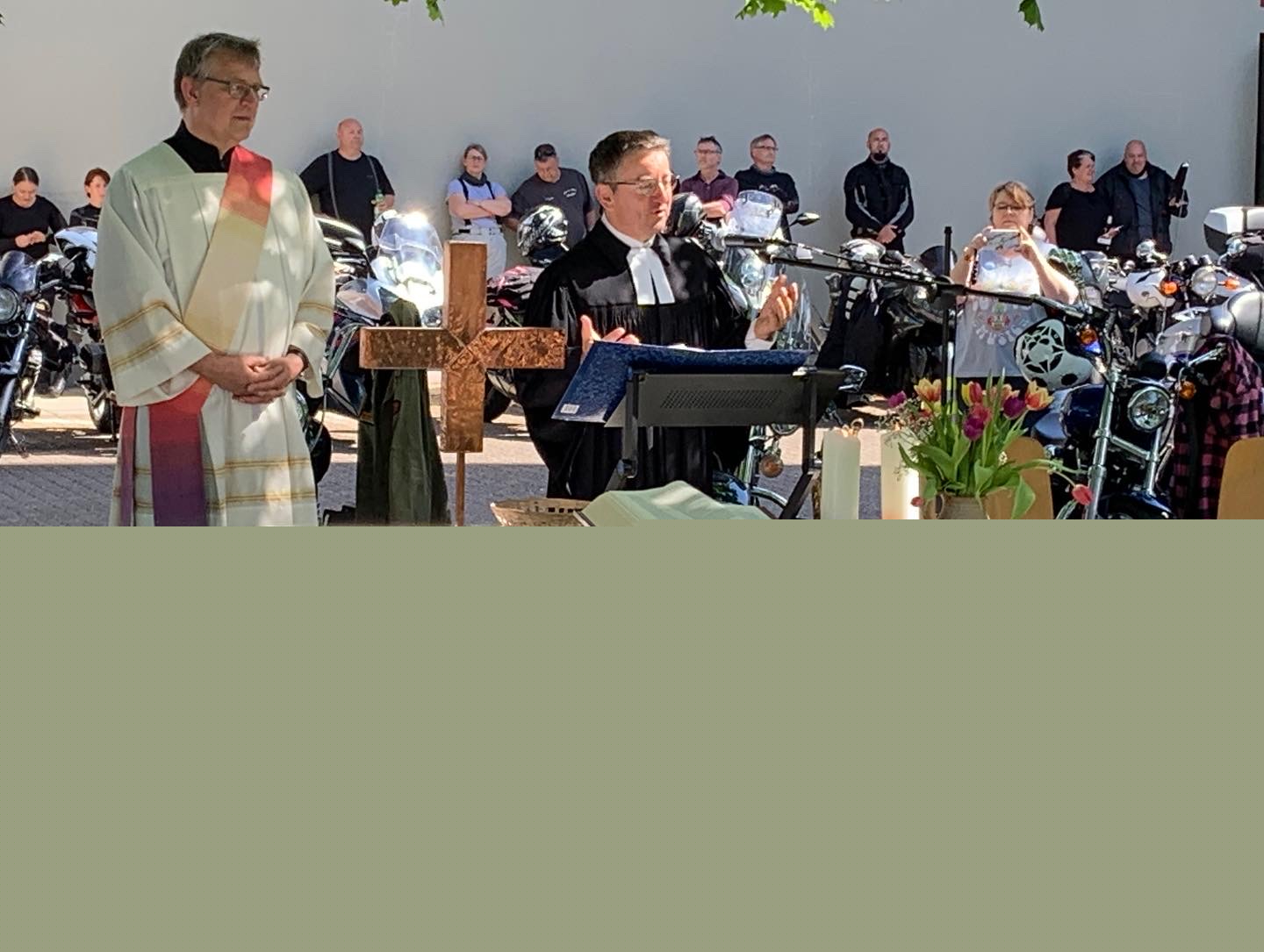 Diakon Gerd Fehrenbach und der evangelische Pfarrer Heiko Poersch halten den Wortgottesdienst. Foto: uk